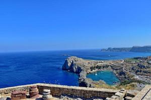 vieux antique pierre ruines sur une chaud été journée sur le grec île de Rhodes dans Lindos photo