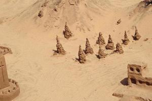 original le sable les structures sur le plage sur une magnifique chaud ensoleillé journée par le océan photo