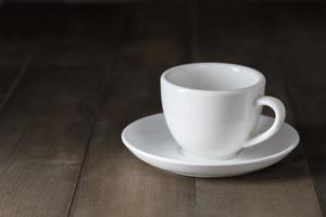 blanc tasse de café sur marron bois table photo