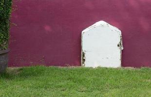 vieux blanc cimetière signe sur le vert pelouse photo