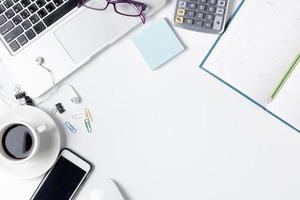 moderne blanc Bureau bureau table avec portable photo