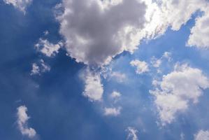 blanc nuageux et bleu ciel pour Contexte photo