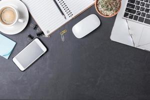 Bureau noir bureau table avec ordinateur, téléphone intelligent photo