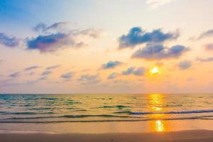 coucher de soleil avec mer sur la plage photo