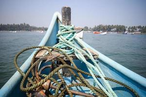 incroyable vue de plus de longue queue moteur bateau dans arabe mer dans allez, Inde, océan vue de en bois bateau avec vieux Cordes photo