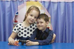 portrait de une garçon et une fille de préscolaire âge. peu frère avec sœur. photo