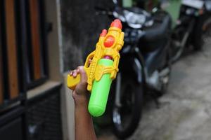 photo de jouet pistolet étant porté
