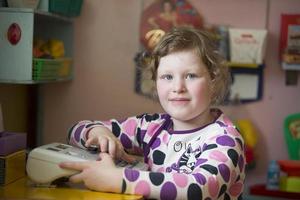 marrant fille préscolaire fille de Jardin d'enfants. portrait de une six ans fille. photo