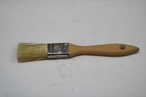 photo de une Jaune brosse fabriqué de bois avec une blanc Contexte