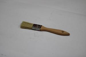 photo de une Jaune brosse fabriqué de bois avec une blanc Contexte