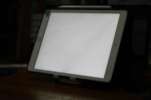 photo de un vide tablette avec blanc écran sur le table