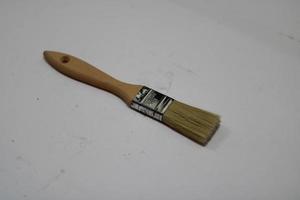 photo de une Jaune brosse fabriqué de bois avec une blanc Contexte