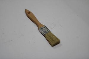 photo de une Jaune brosse fabriqué de bois avec une blanc Contexte