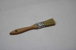 photo de une Jaune brosse fabriqué de bois avec une blanc Contexte
