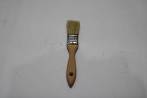 photo de une Jaune brosse fabriqué de bois avec une blanc Contexte