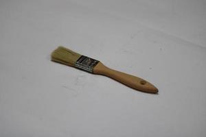 photo de une Jaune brosse fabriqué de bois avec une blanc Contexte