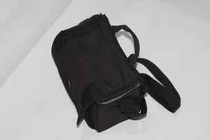 photo de une noir sac sur une blanc Contexte