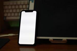 photo de un vide cellule téléphone avec blanc écran sur le table