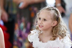 portrait de une de bonne humeur magnifique enfant d'âge préscolaire fille. photo