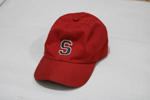 photo de une foncé rouge chapeau sur une blanc Contexte