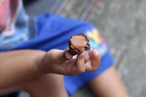 photo de Chocolat la glace crème dans main