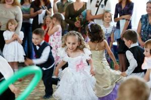 amusement fête pour les enfants avec une groupe de de bonne humeur garçons et filles. photo