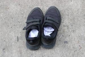 photo de noir des chaussures usé sur le rue