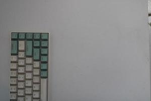 photo de une blanc et lumière bleu ordinateur clavier