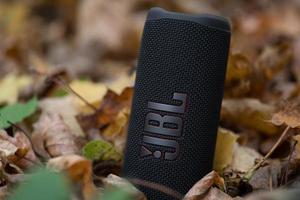 lviv, Ukraine, octobre 12, 2022, jbl retourner 6 noir, portable Bluetooth orateur en plein air. photo