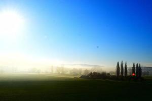 de bonne heure Matin avec faible brouillard et brillant ensoleillement photo