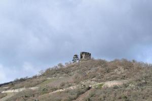 audacieux forêt avec une Château sur Haut photo