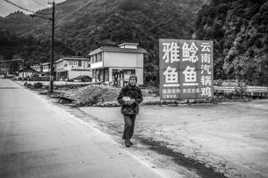 femmes dans Montagne villages dans Chine photo