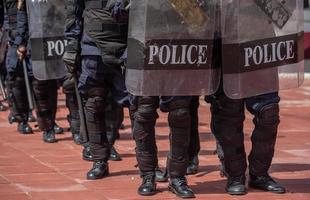 émeute police contrôle le foule. photo