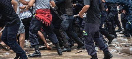 émeute police affronté avec le manifestants. photo