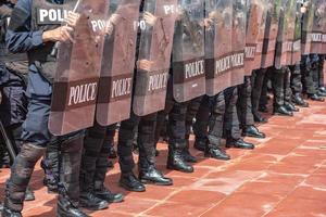 émeute police contrôle le foule. photo