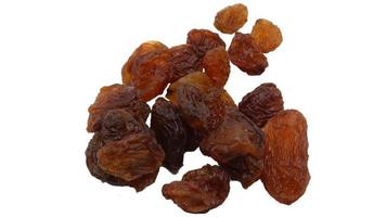 raisins secs. raisins secs isolé sur blanc Contexte proche en haut. Haut voir. photo