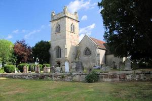une vue de Moreton corbet église et cimetière photo