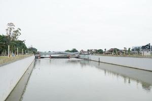 vue panoramique rivière solo avec pont en face du terminal tritonadi photo