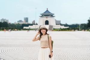 femme voyageur visite dans Taïwan, touristique avec chapeau tourisme dans nationale chiang kai shek Mémorial ou salle liberté carré, Taipei ville. point de repère et populaire attractions. Asie Voyage concept photo