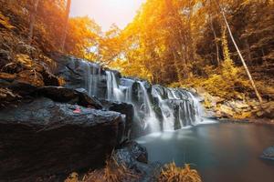 magnifique cascade dans l'automne saison, sam Lan cascade photo