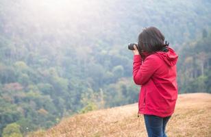 Jeune femme photographe prendre forêt image photo