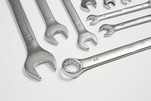 ensemble de outils pour réparation dans une Cas sur une blanc Contexte. assorti travail ou construction outils. clés, pinces, Tournevis. Haut vue photo