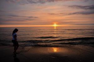 coucher de soleil sur la mer photo