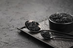 bol de caviar noir avec cuillères et louche photo