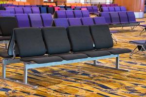 une rangée de chaise à le hall de aéroport photo