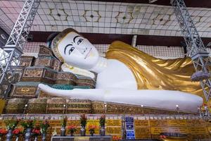 shwethalyaung allongé Bouddha à bago, myanmar photo