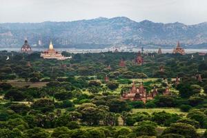 paysage vue de ancien temples, vieux bagan, myanmar photo
