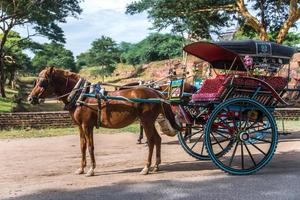 bagan, myanmar - juil 18 ans, 2018-traditionnel cheval Chariot, touristique Taxi, permanent sur saleté route dans bagan, myanmar- photo