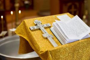 église traverser et Bible. photo