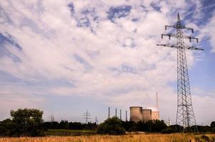 une champ avec électricité poteaux photo